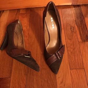 Brown suede pumps with buckle in front